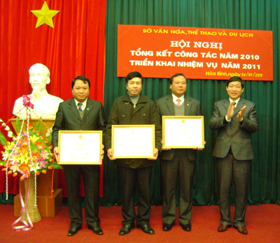 Bùi Văn Cửu tặng Bằng khen của UBND tỉnh cho các tập thể có thành tích xuất sắc trong hoạt động VH, TT & DL năm 2010