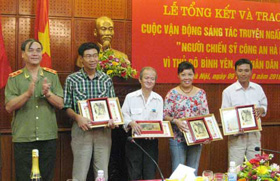 Trung tướng Nguyễn Đức Nhanh, Phó TCT Tổng cục An ninh II, Giám đốc Công an Hà Nội trao giải B cho các nhà văn đoạt giải (2010).