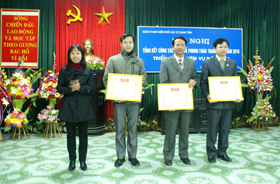 Các đơn vị có thành tích xuất sắc trong công tác đoàn và phong trào thanh niên năm 2010 nhận bằng khen của T.Ư Đoàn.