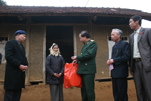 Đoàn công tác đến thăm và chúc tết hộ nghèo, neo đơn Bùi Thị Đoàn, khu II, thị trấn Mường Khến.