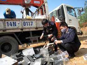 Hải quan Quảng Ninh phối hợp các ngành chức năng tổ chức tiêu hủy rượu nhập lậu.
