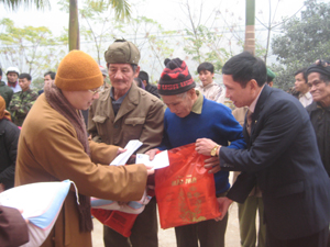 Lãnh đạo MTTQ tỉnh và Ban đại diện Phật giáo thành phố tặng quà hộ nghèo huyện Kỳ Sơn