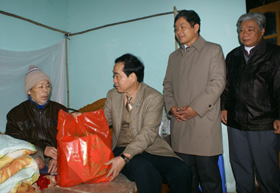 Đ/c Nguyễn Văn Quang, Phó Bí thư TT Tỉnh uỷ thăm hỏi và tặng quà gia đình thương binh nặng Bùi Hồng Mão.