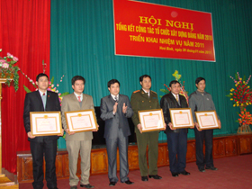 Đồng chí Hoàng Minh Tuấn, UVBTV Tỉnh uỷ, Trưởng Ban Tổ chức Tỉnh ủy trao giấy khen cho các tập thể đạt nhiều thành tích trong năm 2010.