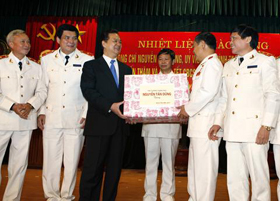 Thủ tướng Nguyễn Tấn Dũng tặng quà Tết cán bộ, chiến sĩ Tổng cục An Ninh II.