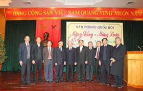 Tổng Bí thư, Chủ tịch QH Nguyễn Phú Trọng với cán bộ nhân viên văn phòng QH, các cơ quan của QH.
