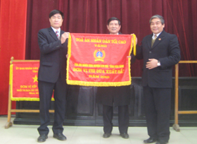 Tòa án nhân dân huyện Kim Bôi được Tòa án nhân dân Tối cao tặng cờ đơn vị thi đua xuất sắc năm 2010.