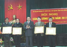 Lãnh đạo Đảng ủy Khối tặng giấy khen cho các cá nhân có thành tích xuất sắc năm 2010.