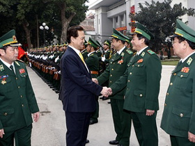 Cán bộ chiến sỹ Bộ Tư lệnh Bộ đội Biên phòng chào đón Thủ tướng Nguyễn Tấn Dũng