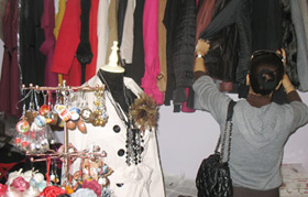 Khi vào mua sắm ở các cửa hàng thời trang đắt tiền, khách hàng phải cảnh giác kẻo bị kẻ gian lấy trộm túi xách, tiền.
