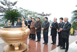 Các đồng chí lãnh đạo tỉnh dâng hương tại Tượng đài Bác Hồ.