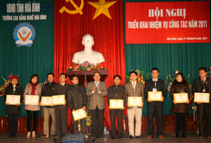 Lãnh đạo trường Cao đẳng Nghề Hòa Bình trao thưởng cho các cá nhân đạt danh hiệu Chiến sỹ thi đua cơ sở năm 2010