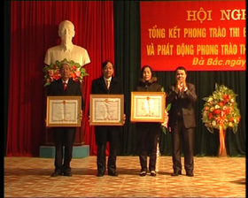 Thừa uỷ quyền của Thủ tướng Chính phủ, đồng chí Nguyễn Tiến Sinh, Bí thư huyện uỷ trao Bằng khen cho tập thể và cá nhân có thành tích xuất sắc trong công tác góp phần vào sự nghiệp xây dựng CNXH BVTQ.