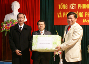Đồng chí Hoàng Việt Cường, Bí thư Tỉnh ủy, Chủ tịch HĐND tặng quà, chúc Tết cán bộ, nhân dân huyện Đà Bắc.