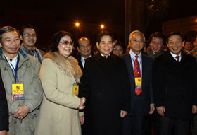 Chủ tịch nước Nguyễn Minh Triết với bà con Việt Kiều.