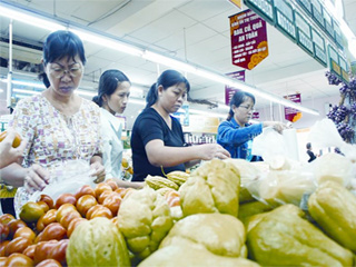 Phần đông khách mua sắm đang dồn vào các siêu thị để tránh “bão giá” ở chợ lẻ.