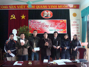 Đồng chí Đinh Văn Ổn, TUV, Tổng Biên tập Báo Hòa Bình trao thưởng cho các phòng chuyên môn có thành tích xuất sắc năm 2010