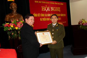 Đồng Chí Bùi Văn Tỉnh, Chủ tịch UBND tỉnh trao bằng khen cho cá nhân có thành tích xuất sắc trong công tác đảm bảo ATGT trong năm 2010.