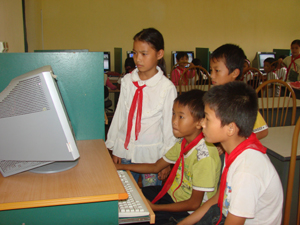 Các trường tiểu học ở Lương Sơn được đầu tư máy tính, tạo điều kiện cho các em học hỏi và tìm thông tin trên mạng.