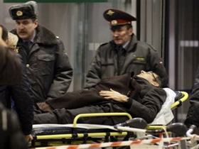 Chuyển một người bị thương trong vụ đánh bom ra khỏi sân bay Domodedovo