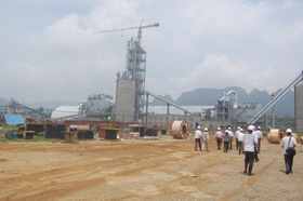Nhà máy xi măng công nghệ lò quay do Công ty TNHH Xuân Mai làm chủ đầu tư nằm cạnh đường Hồ Chí Minh.
