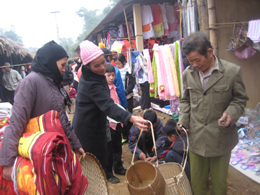 Không khí mua sắm Tết rộn rã tại chợ vùng cao Tân Pheo (Đà Bắc)