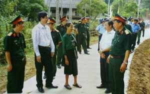 Thủ trưởng Bộ CHQS tỉnh cùng lãnh đạo huyện Kỳ Sơn trao đổi kinh nghiệm trong quá trình tổ chức thực hiện đề án XDLVHQP ở xóm Nội, xã Độc Lập (Kỳ Sơn).