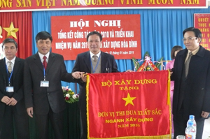 Đồng chí Trần Văn Sơn, Thứ trưởng Bộ Xây dựng trao cờ thi đua xuất sắc cho ngành Xây dựng Hoà Bình.