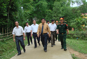 Đồng chí Hoàng Việt Cường, Bí thư Tỉnh ủy thăm mô hình “Làng văn hóa quốc phòng” xóm Nội, xã Độc Lập (Kỳ Sơn).
