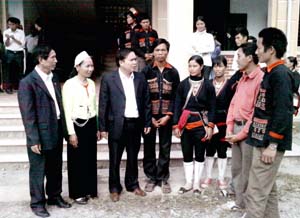 Đồng chí Đinh Văn Dực, Chủ tịch UBMTTQ tỉnh (đứng thứ 3 từ trái sang)  trò chuyện với nhân dân xóm Cầu,  xã Bắc Sơn (Kim Bôi).