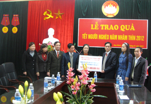 Đại diện lãnh đạo UBMTTQ tỉnh tiếp nhận quà ủng hộ của Công ty CP ĐTNLXDTM Hoàng Sơn.