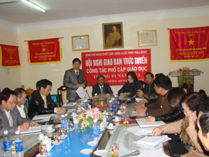 Đồng chí Bùi Văn Cửu, Phó Chủ tịch TT UBND tỉnh phát biểu tại hội nghị giao ban trực tuyến.