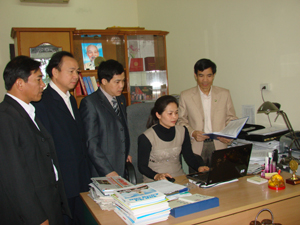 Đồng chí Hoàng Minh Tuấn, Trưởng Ban Tổ chức Tỉnh ủy (thứ ba từ trái sang) trong buổi trao đổi nghiệp vụ với cán bộ phòng             chức năng.