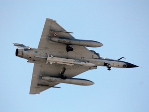 Máy bay Mirage của Pháp mang tên lửa.