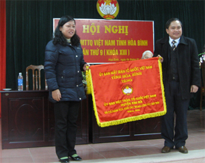 Lãnh đạo UBMTTQ tỉnh trao cờ đơn vị xuất sắc năm 2011 cho UBMTTQ huyện Kim Bôi.