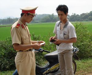 CSGT huyện Lương Sơn tăng cường tuần tra đảm bảo trật tự ATGT trên các tuyến đường liên xã.