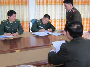 Cơ quan  an ninh điều tra (Công an tỉnh) và Bộ đội biên phòng tỉnh Lào Cai bàn giao cháu N. cho gia đình.