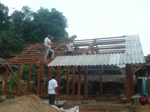 Giúp nhau dựng nhà - công việc thường ngày của người dân Đồng Chum.