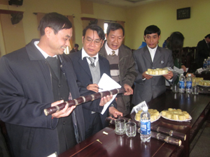 Các đại biểu kiểm tra chất lượng sản phẩm mía Cao Phong.