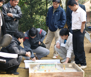 BQLDA tỉnh và huyện Kim Bôi thực hiện điều tra lập địa tại xã Tú Sơn.