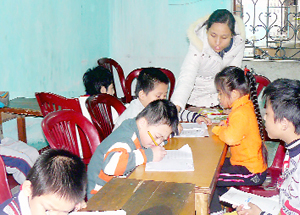 Một giờ học xếp hình của cô giáo Lê Thị Chiến với các bé trong lớp học “đặc biệt”. ảnh: Đ.T