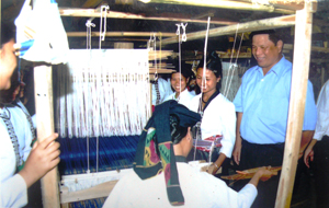 Trung tâm tổ chức đào tạo nghề dệt thổ cẩm cho chị em phụ nữ xã Tân Pheo (Đà Bắc).