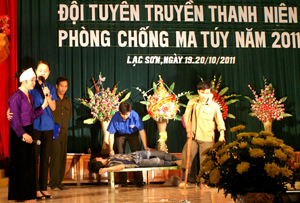 Tiết mục tham gia hội thi đội tuyên truyền thanh niên phòng – chống ma túy năm 2011 của huyện Lạc Sơn.
