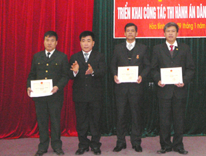 Lãnh đạo Cục THADS tỉnh trao giấy chứng nhận của Bộ tư pháp cho các tập thể lao động xuất sắc năm 2011.