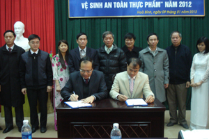 Công ty sản xuất cháo sen bát bảo Minh Trung đã ký cam kết thực hiện tốt VSATTP với đại diện BCĐ tỉnh.