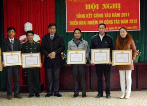 Đồng chí Nguyễn Hữu Thiệp, Bí thư Huyện ủy Kỳ Sơn tặng giấy khen cho các tổ chức cơ sở Đảng TSVM năm 2011