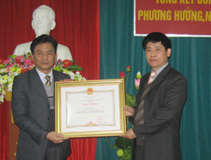 Thừa ủy quyền, đồng chí Phó Chủ tịch UBND tỉnh Nguyễn Văn Dũng trao bằng khen của Thủ tướng Chính phủ cho cá nhân có thành tích đặc biệt xuất sắc trong thực hiện nhiệm vụ công tác dân tộc.
