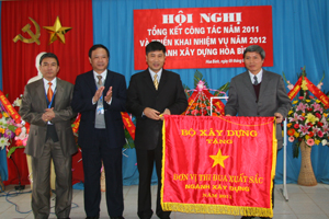 Được sự ủy quyền, đồng chí Trần Đăng Ninh, Phó Chủ tịch UBND tỉnh trao tặng cờ thi đua xuất sắc của Bộ Xây dựng cho tập thể cán bộ, viên chức lao động Sở Xây dựng 

