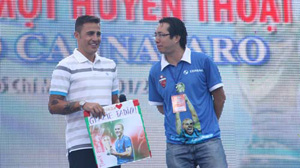 Nhà báo Anh Ngọc (phải) và Fabio Cannavaro trong buổi giao lưu với người hâm mộ tại Nhà văn hóa Thanh niên TP.HCM 8-1.