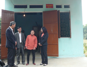 Gia đình chị Hoàng Nữ Lệ Hằng, xóm Đồng Bái, thị trấn Lương Sơn (Lương Sơn) là hộ nghèo được Quỹ “Vì người nghèo” huyện và doanh nghiệp trên địa bàn hỗ trợ xây dựng nhà đại đoàn kết năm 2011. 
  
